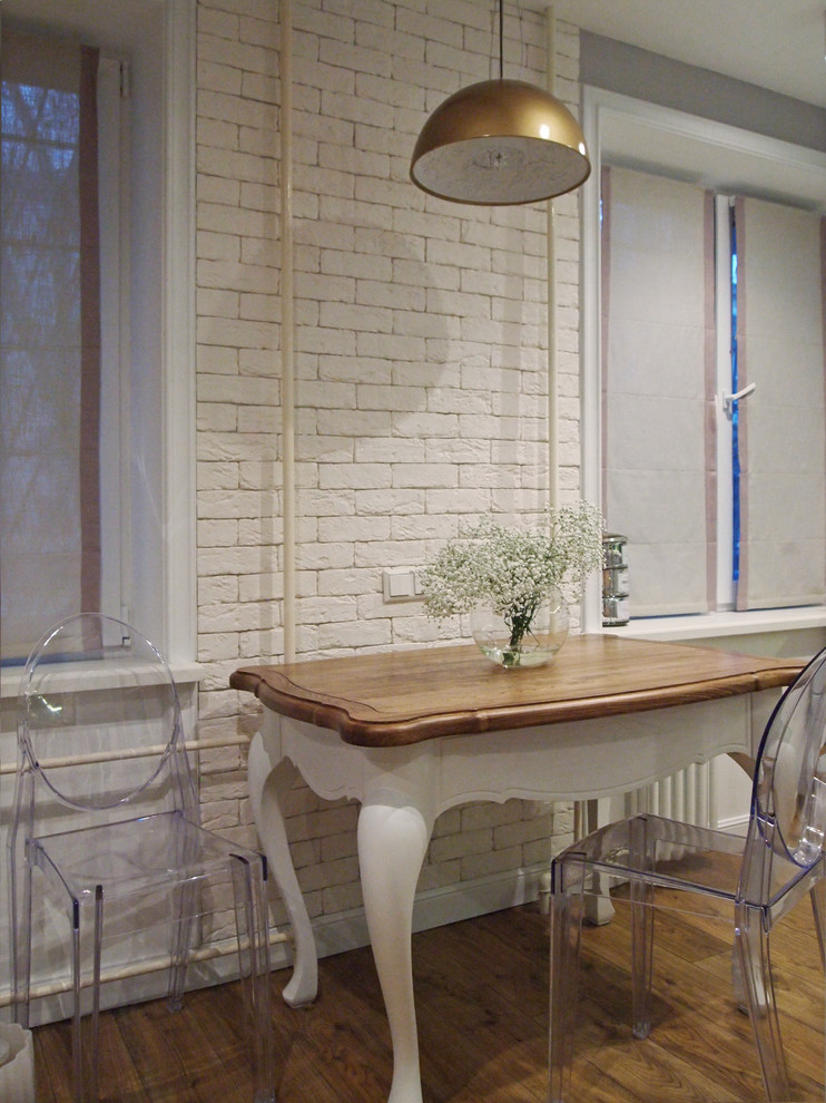 Свежая идея для дизайна: маленькая столовая в скандинавском стиле для на участке и в саду - отличное фото интерьера