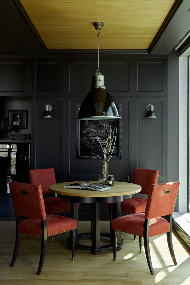 Idee per una sala da pranzo tradizionale con pareti nere, parquet chiaro e pavimento beige