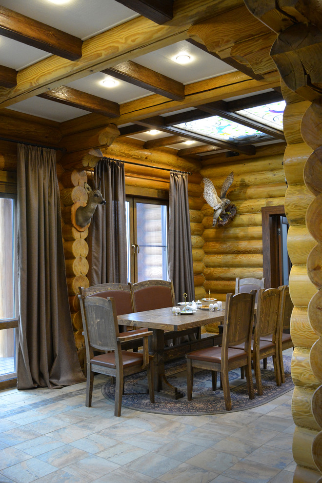 Ispirazione per una sala da pranzo stile rurale di medie dimensioni con pavimento con piastrelle in ceramica e pareti marroni