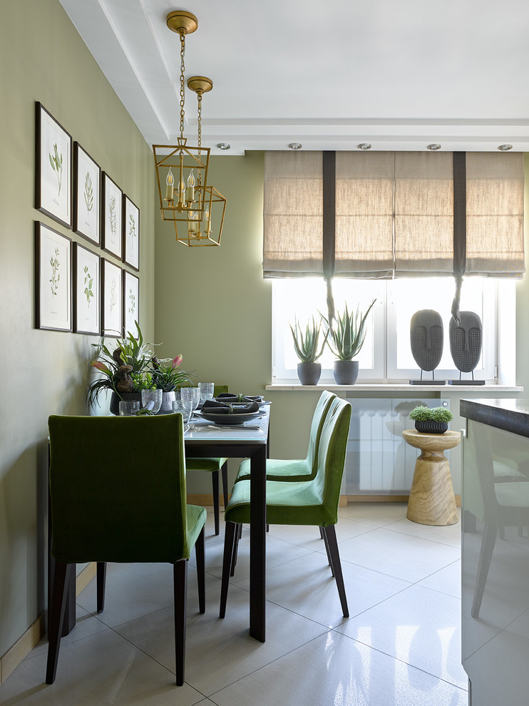 На фото: кухня-столовая в стиле неоклассика (современная классика) с зелеными стенами и белым полом