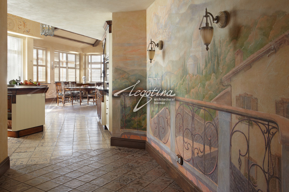 Aménagement d'une grande salle à manger ouverte sur la cuisine méditerranéenne avec un mur beige et un sol en carrelage de céramique.