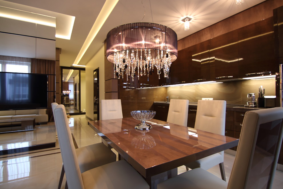 На фото: огромная кухня-столовая в современном стиле с коричневыми стенами и полом из керамогранита с