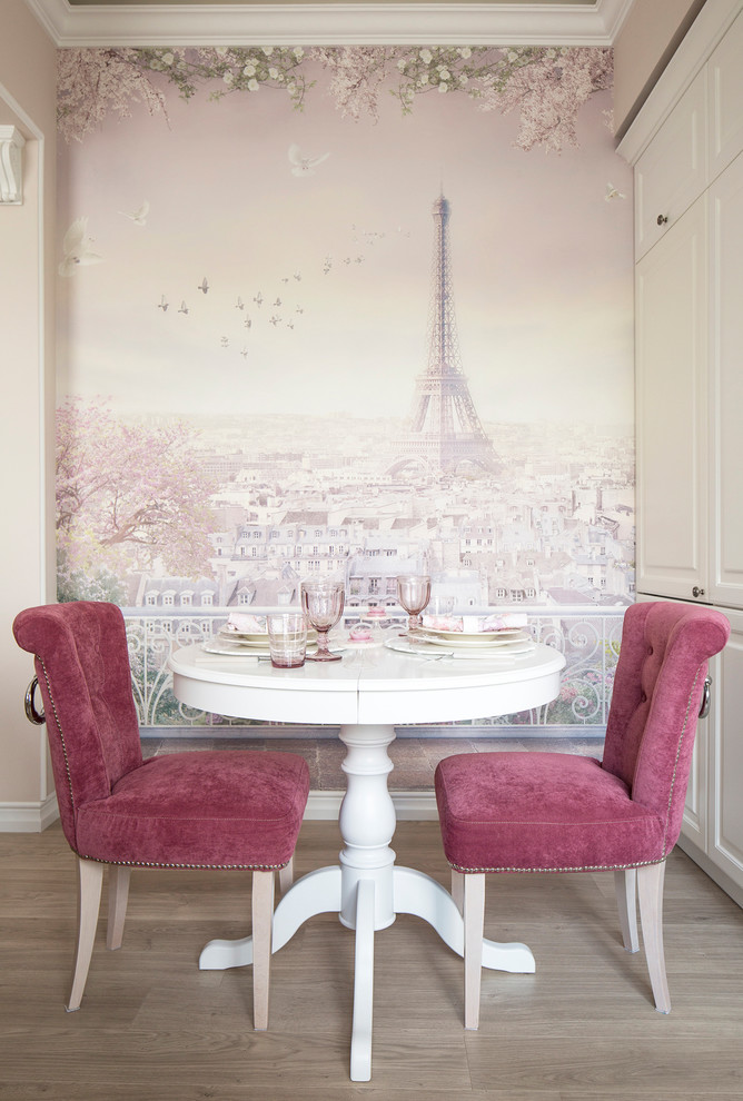 Exemple d'une petite salle à manger chic avec un mur rose et un sol en bois brun.