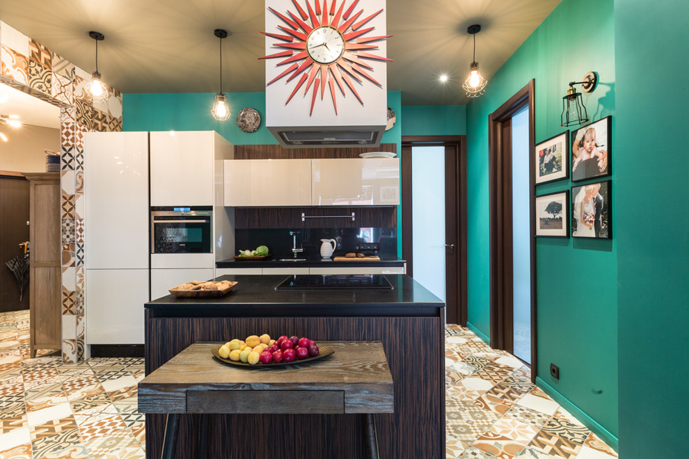 Foto på ett mellanstort eklektiskt kök med matplats, med gröna väggar och klinkergolv i keramik