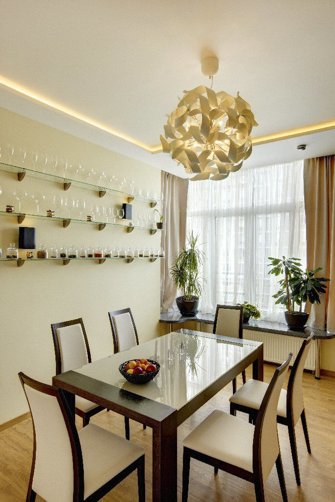 Imagen de comedor clásico renovado con paredes beige y suelo de madera en tonos medios