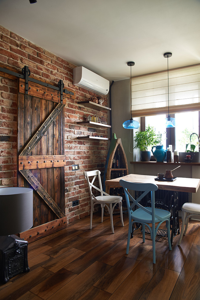 Foto di una sala da pranzo aperta verso il soggiorno industriale con pavimento marrone, pareti marroni e pavimento in legno massello medio