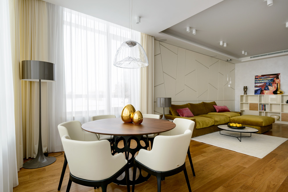 Источник вдохновения для домашнего уюта: столовая в современном стиле с белыми стенами, паркетным полом среднего тона и коричневым полом без камина
