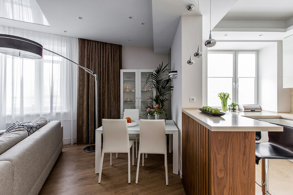 На фото: гостиная-столовая в современном стиле с белыми стенами, паркетным полом среднего тона и коричневым полом