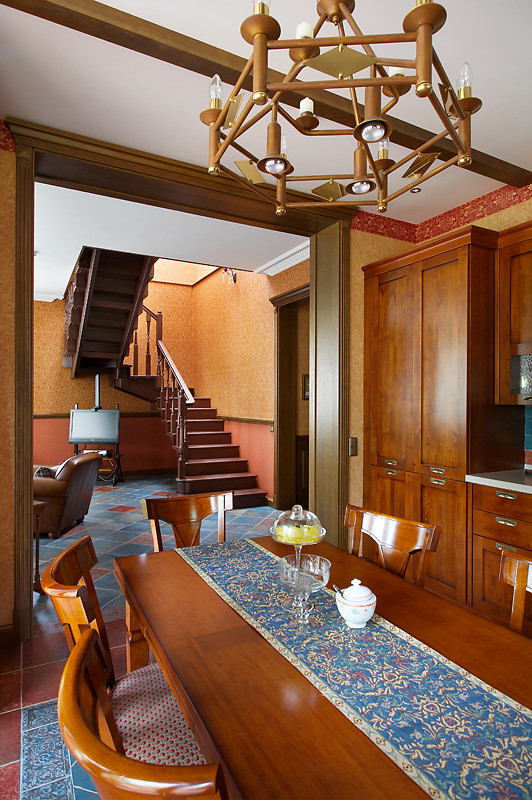 Пример оригинального дизайна: гостиная-столовая в викторианском стиле