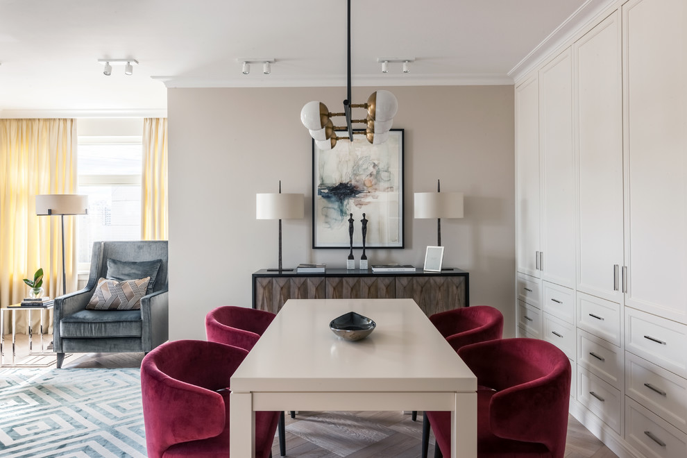 Esempio di una sala da pranzo aperta verso il soggiorno tradizionale con pareti beige, pavimento marrone e parquet chiaro