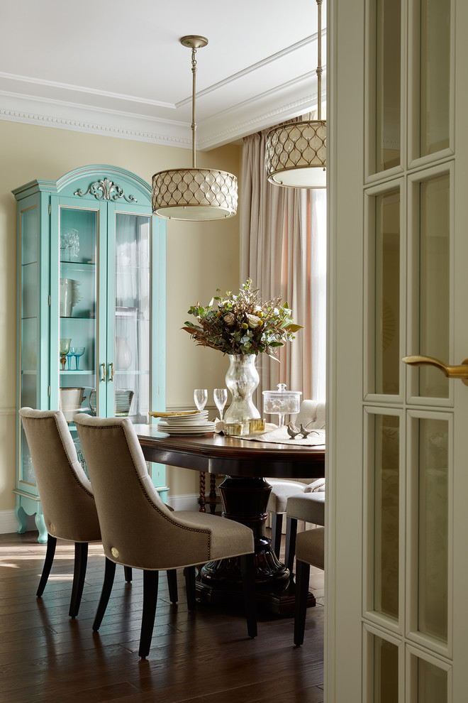 Idées déco pour une salle à manger ouverte sur le salon classique avec un mur beige, parquet foncé et un sol marron.