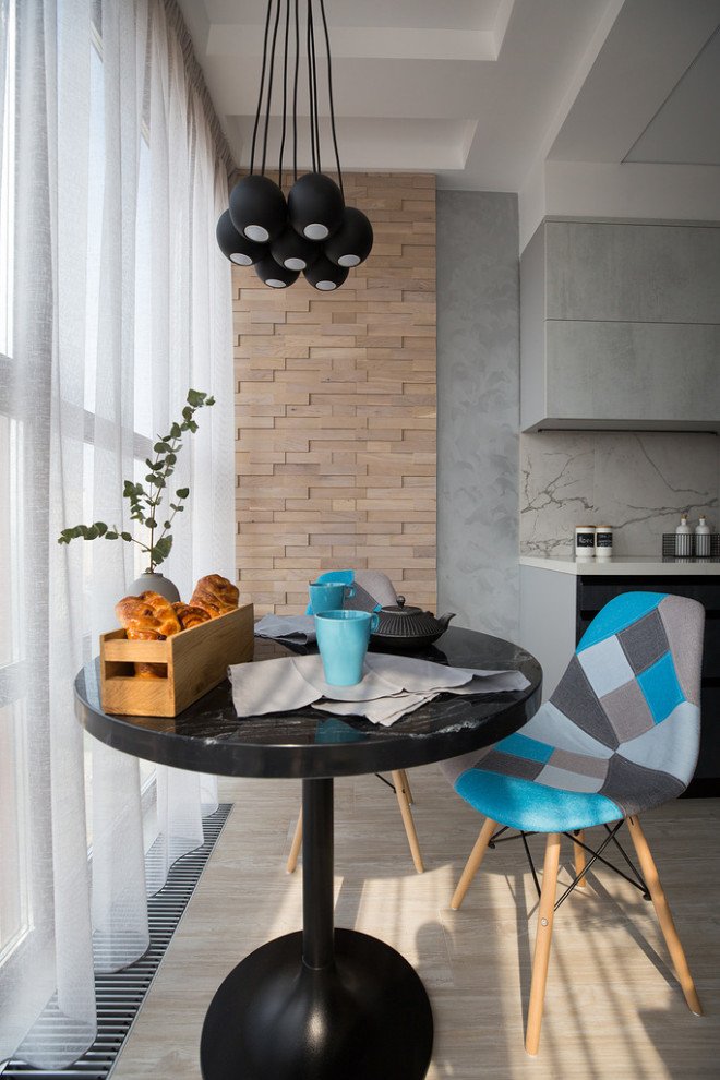 На фото: маленькая кухня-столовая в современном стиле с серыми стенами и бежевым полом для на участке и в саду