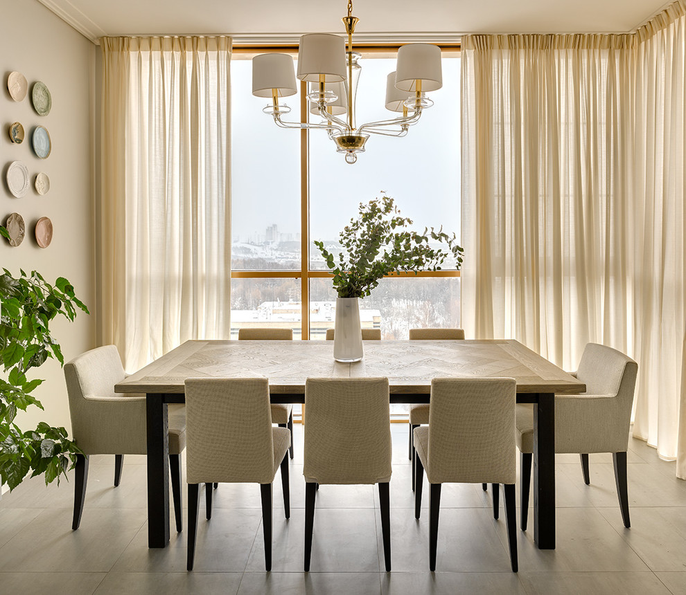 Свежая идея для дизайна: отдельная столовая в современном стиле с бежевыми стенами и полом из керамической плитки без камина - отличное фото интерьера