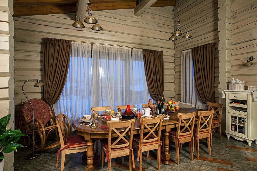 Foto de comedor de estilo de casa de campo grande abierto con paredes beige, suelo de baldosas de cerámica y suelo multicolor