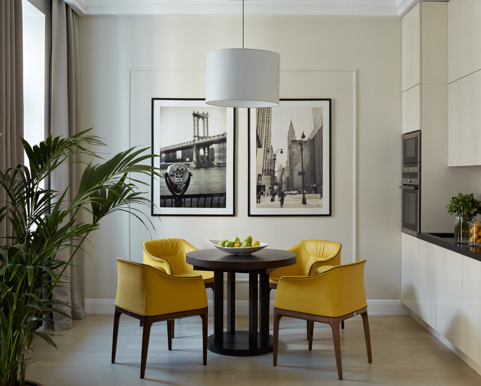 Idee per una sala da pranzo aperta verso la cucina minimal con pareti beige, parquet chiaro e pavimento beige
