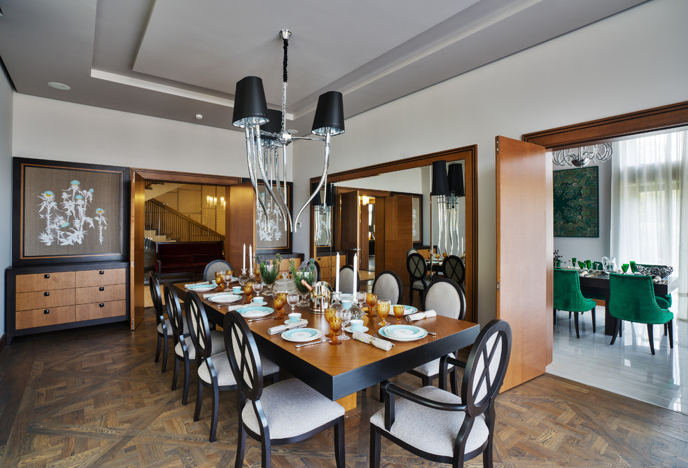 Immagine di una sala da pranzo tradizionale con pareti bianche, pavimento in legno massello medio e pavimento marrone