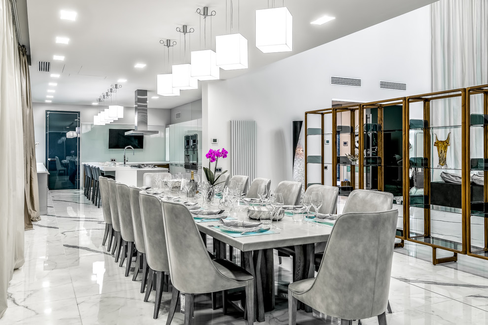 Foto di un'ampia sala da pranzo aperta verso la cucina design con pareti bianche e pavimento bianco