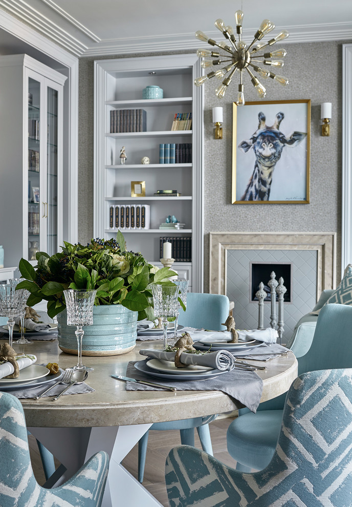 Источник вдохновения для домашнего уюта: кухня-столовая в стиле неоклассика (современная классика) с серыми стенами и светлым паркетным полом