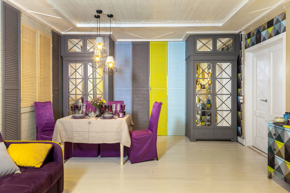 Источник вдохновения для домашнего уюта: гостиная-столовая в стиле фьюжн с разноцветными стенами, бежевым полом и светлым паркетным полом