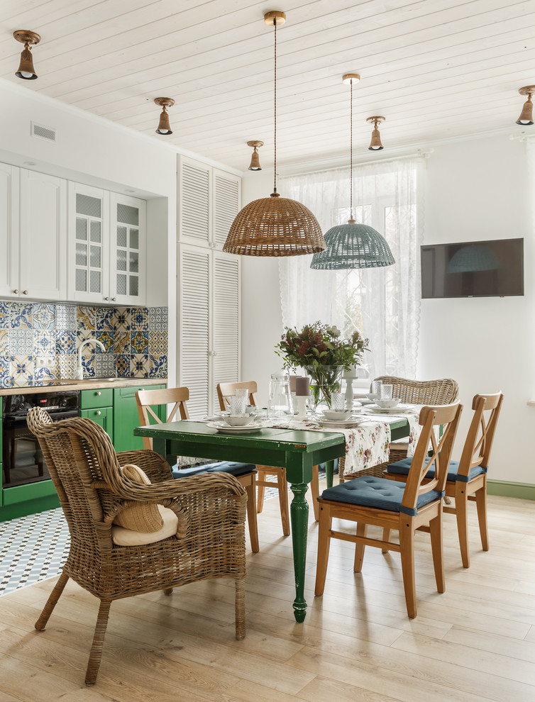 Idee per una sala da pranzo aperta verso il soggiorno scandinava con pareti bianche, parquet chiaro e pavimento beige