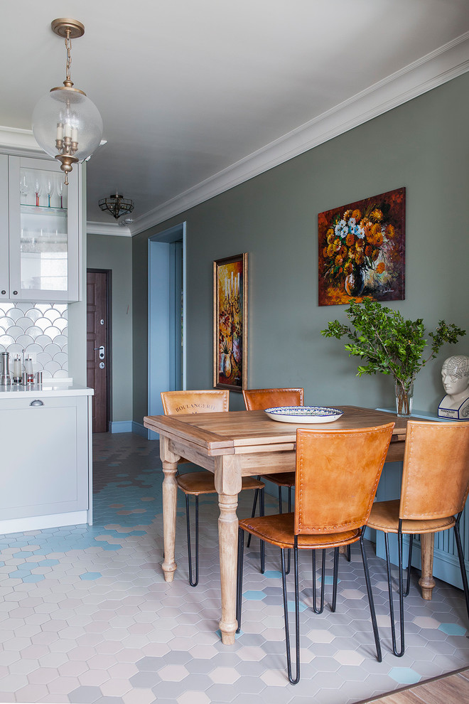Cette photo montre une salle à manger chic avec un sol multicolore, un mur vert et aucune cheminée.