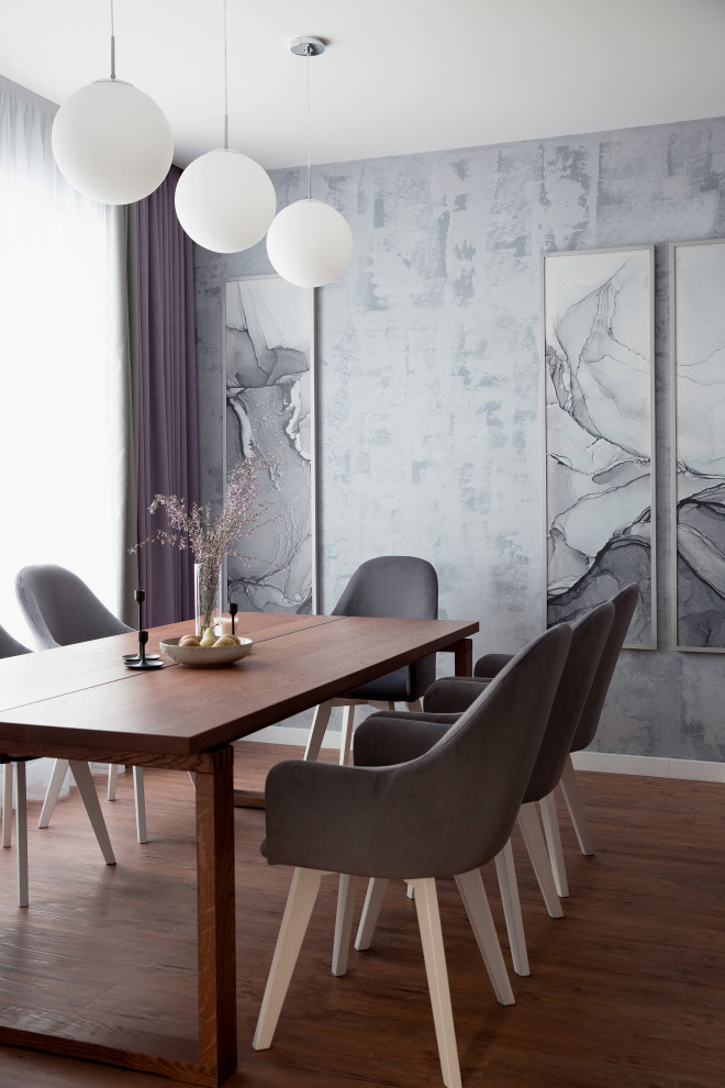 На фото: гостиная-столовая среднего размера в современном стиле с серыми стенами, полом из винила и коричневым полом с