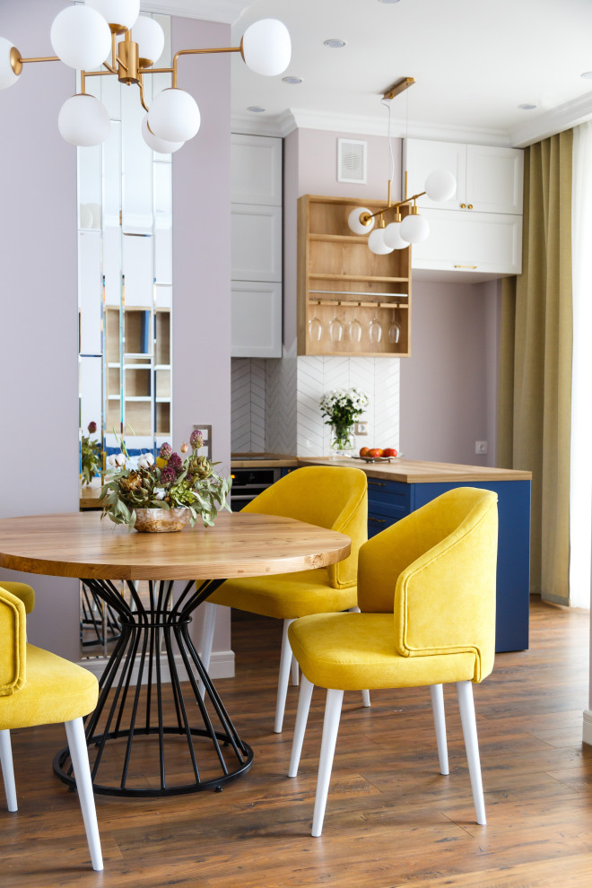 Foto di una sala da pranzo aperta verso il soggiorno minimal con parquet scuro e pavimento marrone