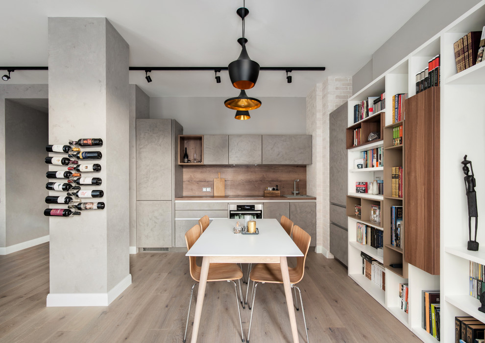 Пример оригинального дизайна: кухня-столовая в современном стиле с серыми стенами, светлым паркетным полом и бежевым полом
