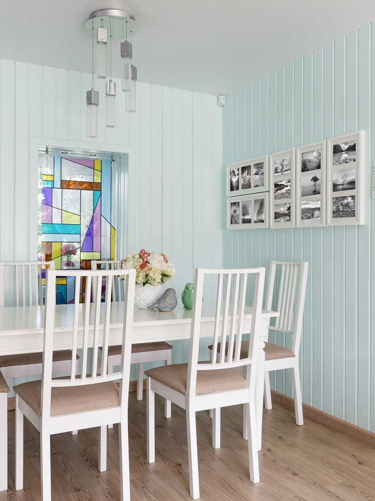 Inspiration pour une petite salle à manger ouverte sur le salon design avec un mur vert, un sol en vinyl et un sol beige.