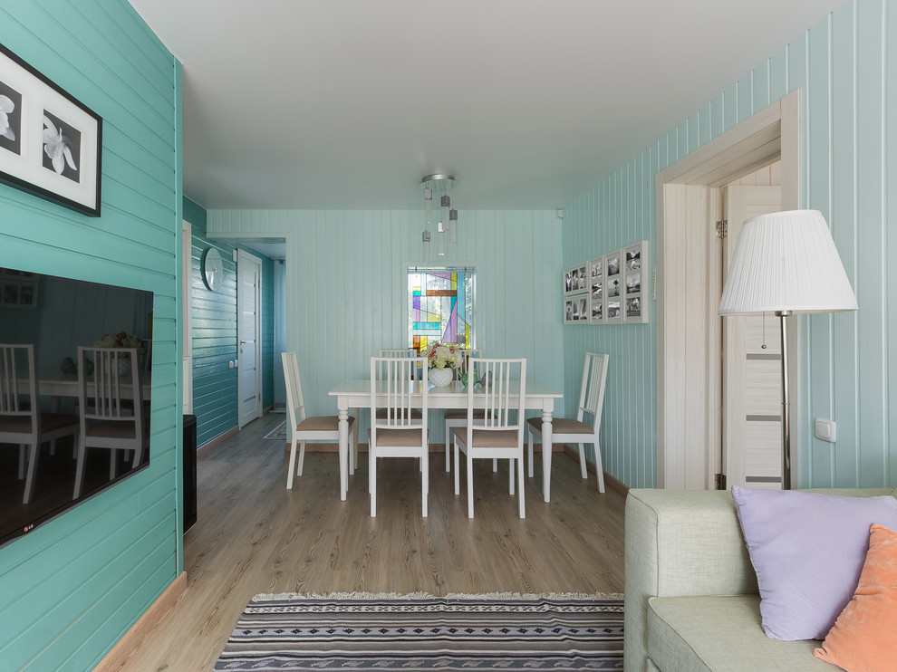 Réalisation d'une petite salle à manger ouverte sur le salon design avec un mur vert, un sol en vinyl et un sol beige.