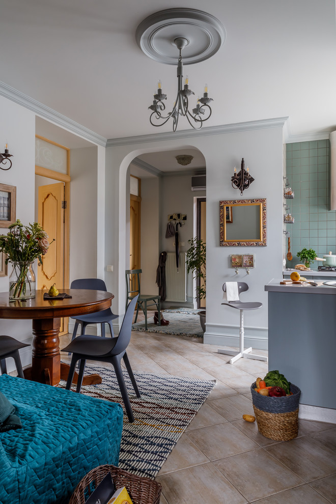 Стильный дизайн: маленькая гостиная-столовая в современном стиле с белыми стенами для на участке и в саду - последний тренд