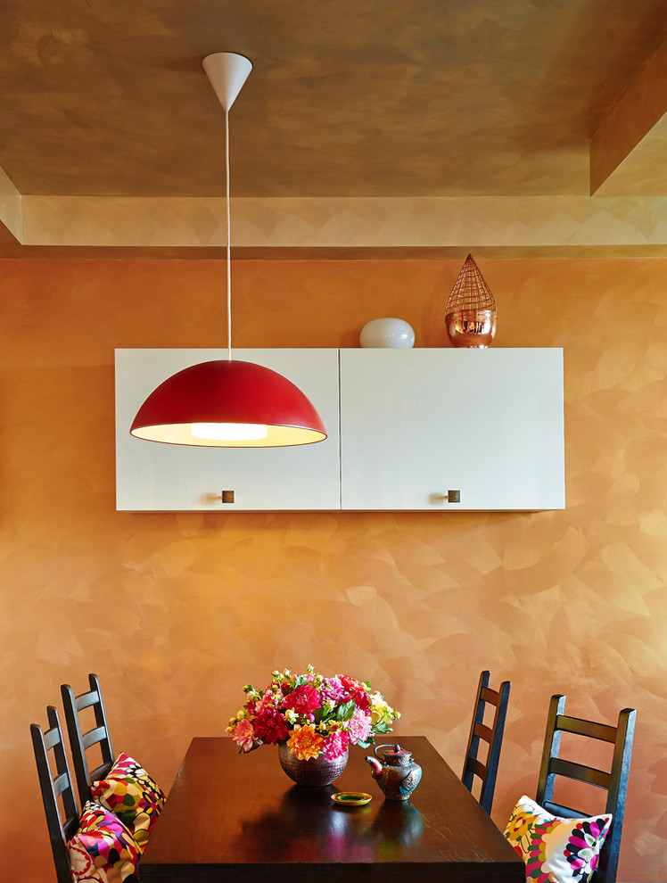 Источник вдохновения для домашнего уюта: большая кухня-столовая в современном стиле с разноцветными стенами, полом из керамической плитки и разноцветным полом без камина