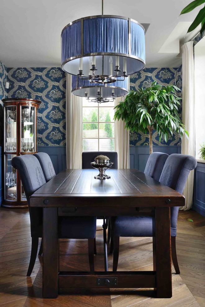Стильный дизайн: большая отдельная столовая в классическом стиле с синими стенами, паркетным полом среднего тона и коричневым полом - последний тренд