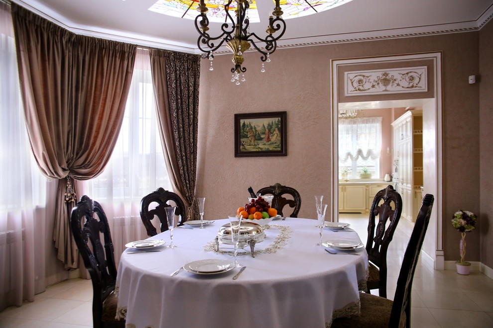 Esempio di una sala da pranzo tradizionale chiusa e di medie dimensioni con pareti marroni e pavimento in gres porcellanato