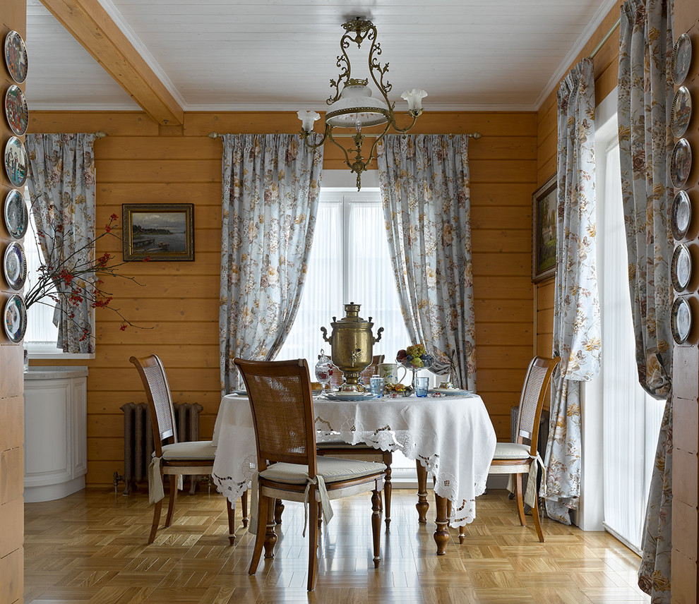 Esempio di una sala da pranzo aperta verso il soggiorno classica di medie dimensioni con pareti beige e pavimento in legno massello medio