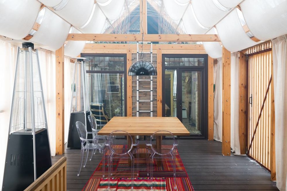 Пример оригинального дизайна: маленькая гостиная-столовая в скандинавском стиле с синими стенами, деревянным полом, горизонтальным камином и фасадом камина из кирпича для на участке и в саду
