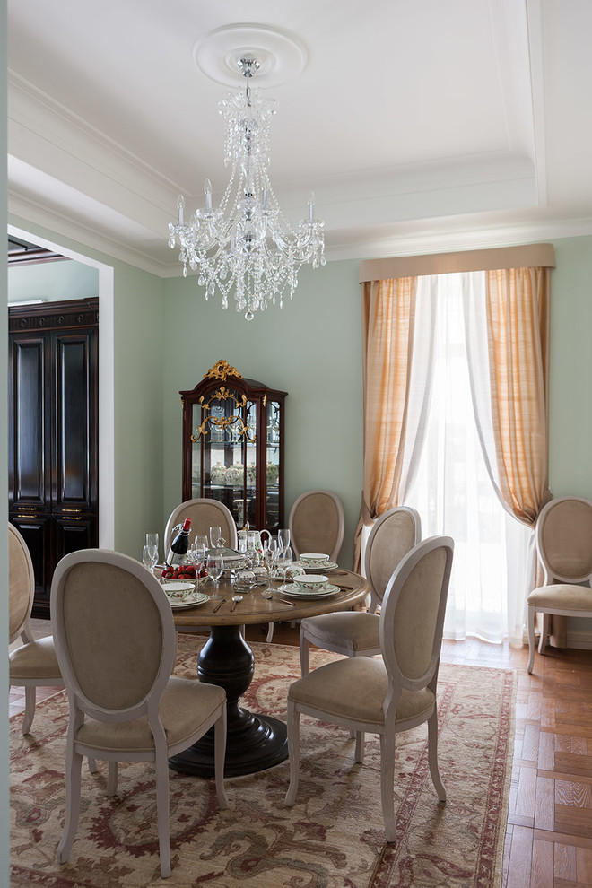 Example of a classic dining room design in Moscow