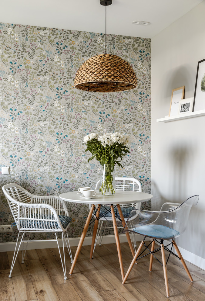 Стильный дизайн: столовая в скандинавском стиле с серыми стенами, паркетным полом среднего тона и коричневым полом - последний тренд