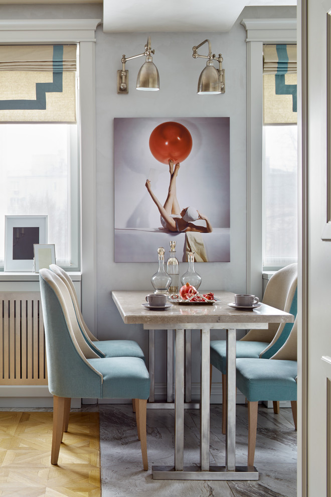 Свежая идея для дизайна: маленькая кухня-столовая в стиле неоклассика (современная классика) с серыми стенами для на участке и в саду - отличное фото интерьера