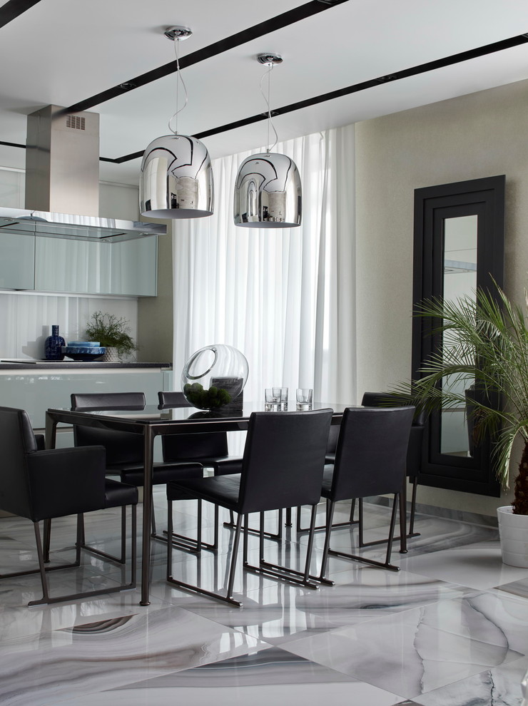 Ispirazione per una grande sala da pranzo aperta verso la cucina design con pareti beige e pavimento in gres porcellanato