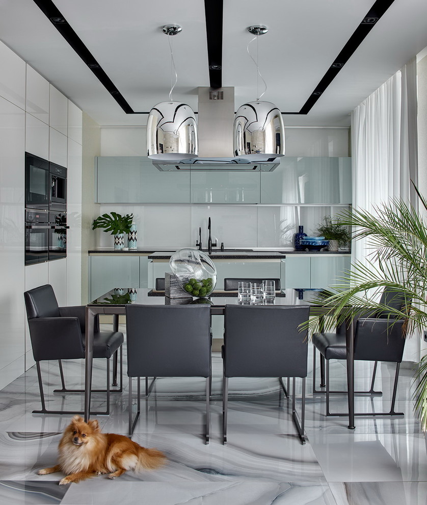 Свежая идея для дизайна: большая кухня-столовая в современном стиле с белыми стенами и полом из керамогранита - отличное фото интерьера