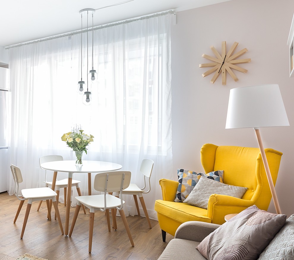 Idée de décoration pour une petite salle à manger ouverte sur le salon nordique avec un mur beige, sol en stratifié et un sol beige.