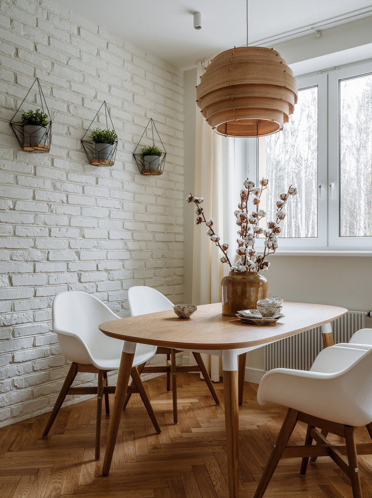 На фото: кухня-столовая среднего размера в скандинавском стиле с белыми стенами, паркетным полом среднего тона и коричневым полом с