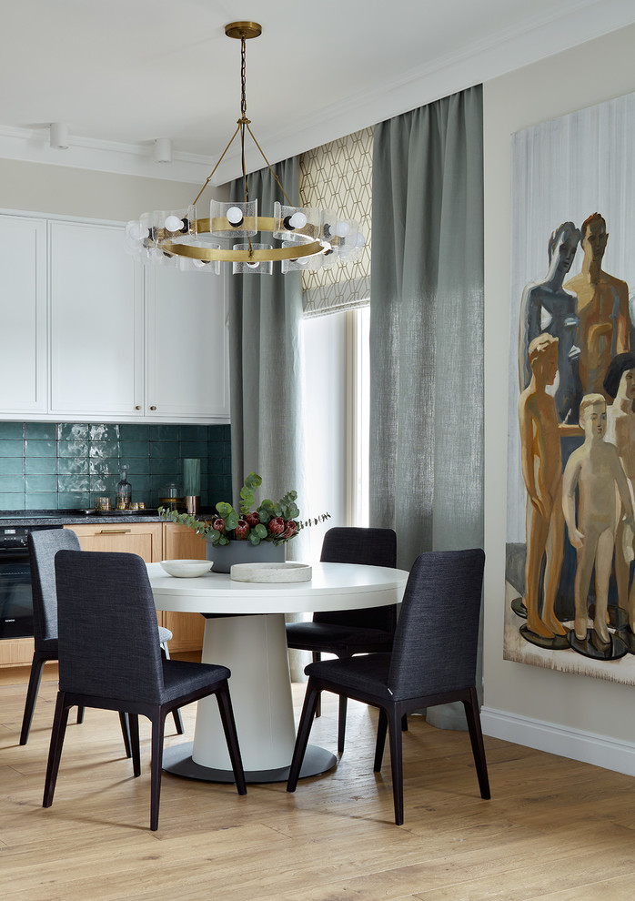 Идея дизайна: гостиная-столовая в стиле неоклассика (современная классика) с бежевыми стенами, паркетным полом среднего тона и коричневым полом