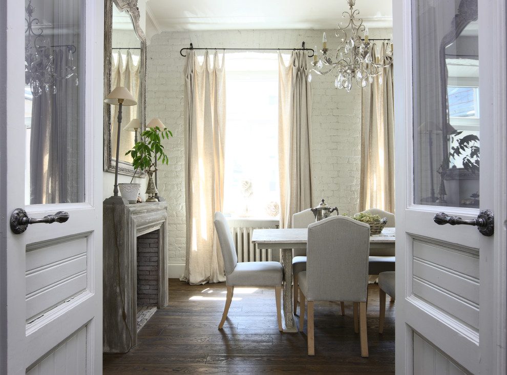 Cette image montre une salle à manger style shabby chic avec un mur blanc et une cheminée standard.