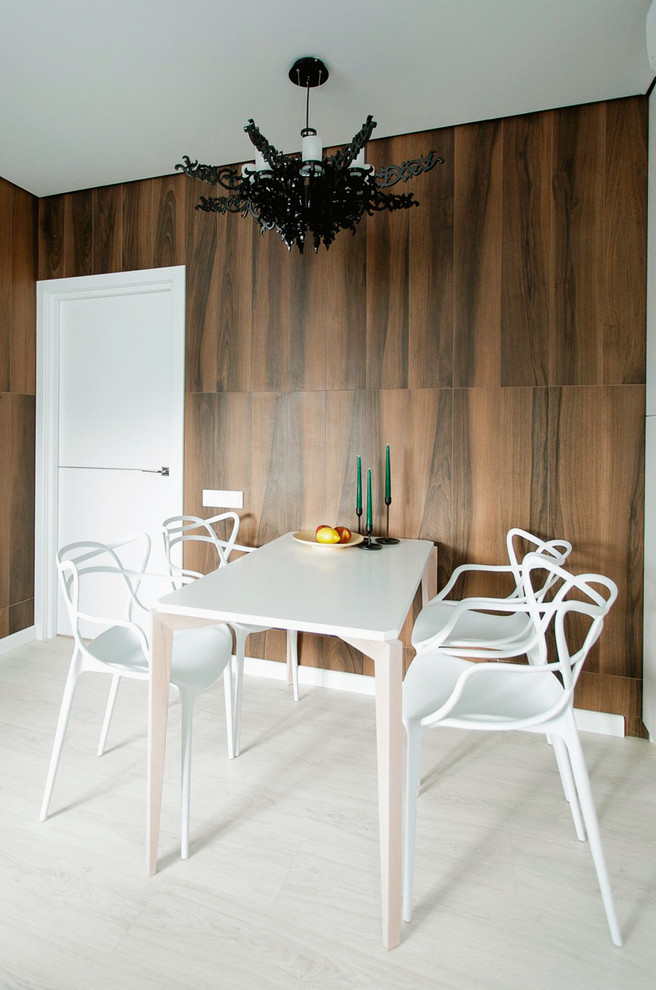 Идея дизайна: маленькая столовая в современном стиле с коричневыми стенами, полом из ламината и белым полом для на участке и в саду