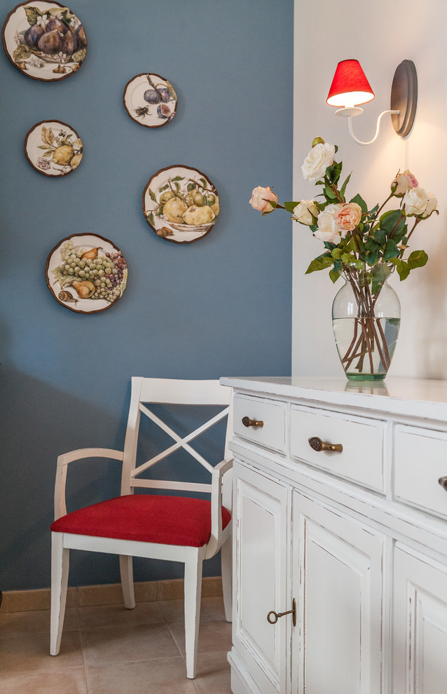 Imagen de comedor de estilo de casa de campo de tamaño medio con paredes azules y suelo de baldosas de cerámica