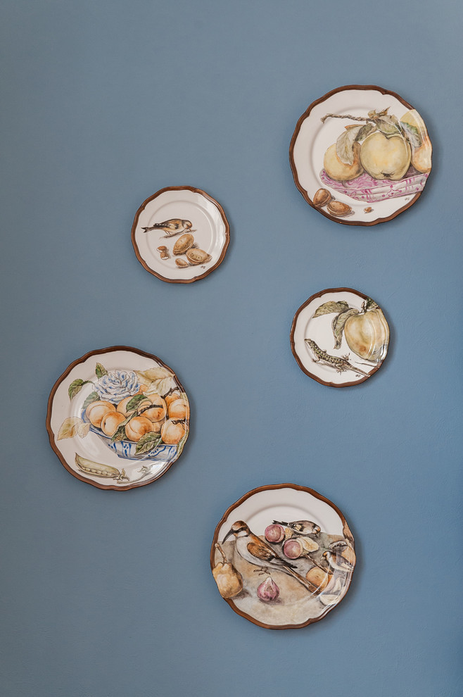 Imagen de comedor campestre de tamaño medio con paredes azules y suelo de baldosas de cerámica