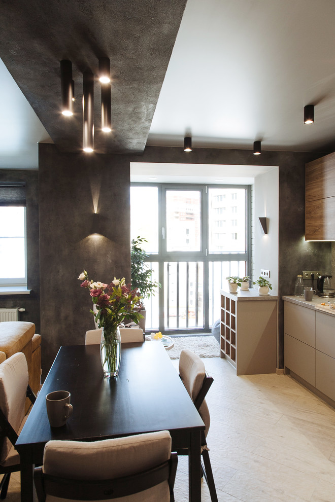 Ejemplo de comedor de cocina moderno pequeño con paredes negras, suelo de baldosas de porcelana, marco de chimenea de yeso y suelo beige
