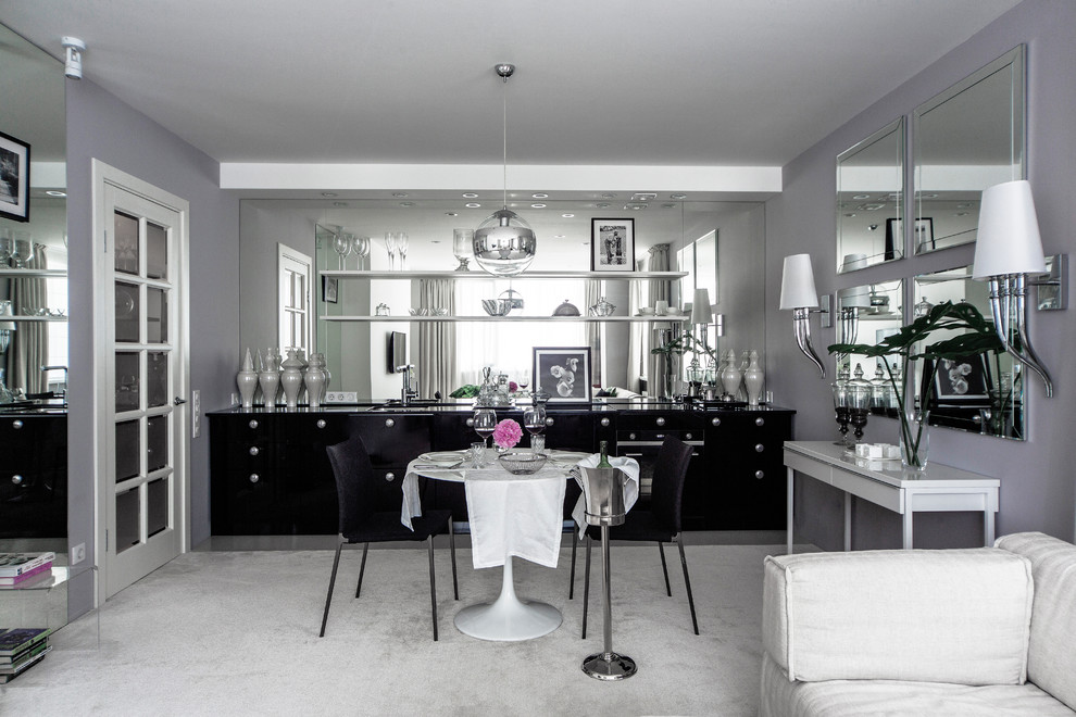 Пример оригинального дизайна: гостиная-столовая среднего размера в стиле неоклассика (современная классика) с серыми стенами, ковровым покрытием и белым полом без камина